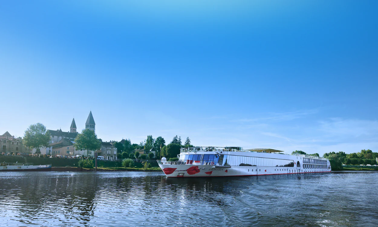 Flusskreuzfahrtschiff A-ROSA vor historischen Gebäuden