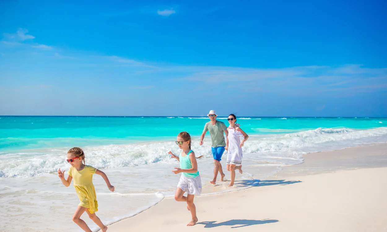 Familie joggt am Strand