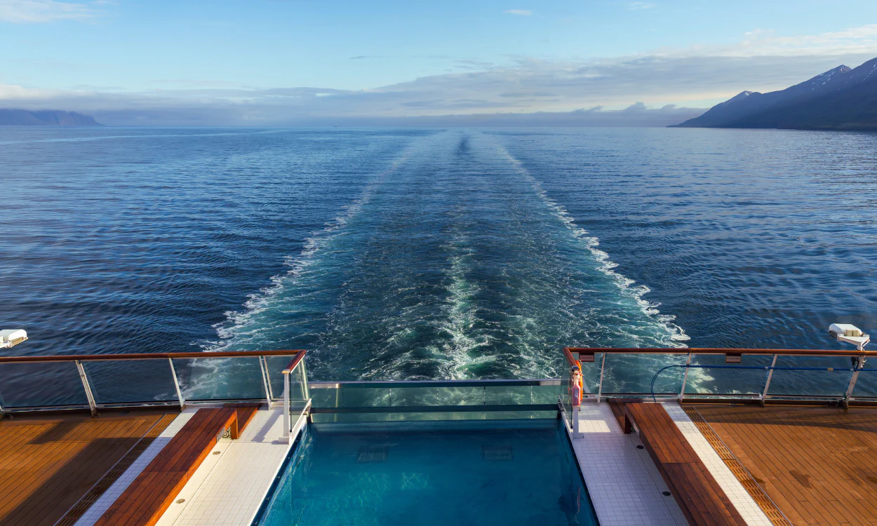 Kreuzfahrtschiff, Blick über Poolrand auf Fahrrinne
