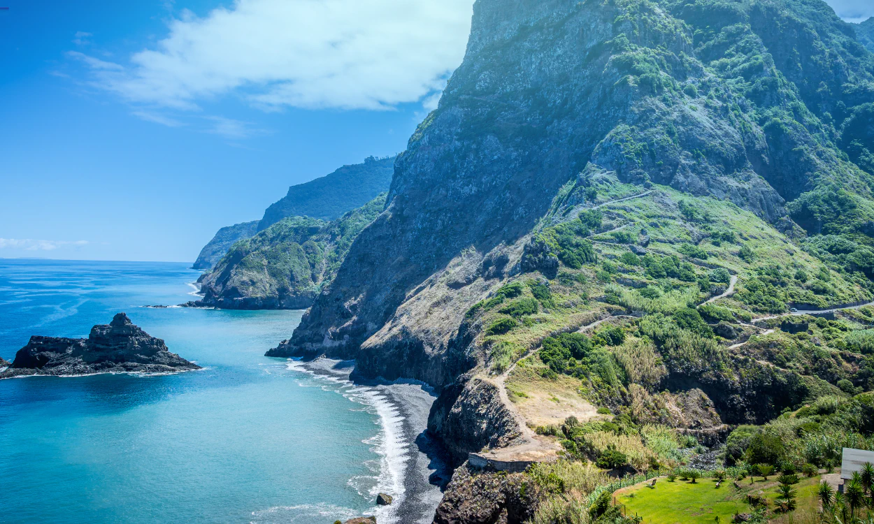 Küste von Madeira mit Serpentinenweg