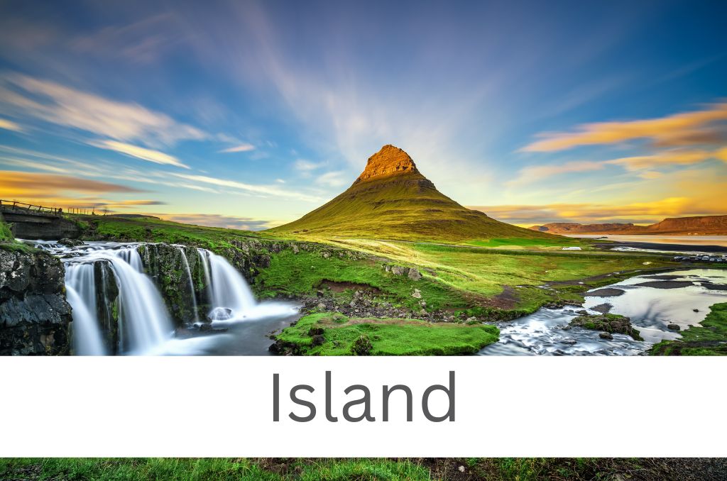 Der Kirkjufell-Berg in Island im Abendlicht, links ein kleiner Wasserfall (Kirkjufellsfoss). Unten steht auf weißem Grund der Text 