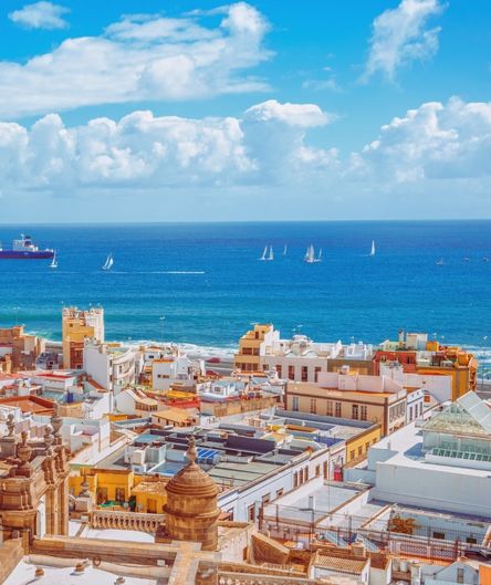 Die Altstadt von Las Palmas de Gran Canaria (Vegueta) mit der Kathedrale Santa Ana im Vordergrund und dem Hafen sowie dem Atlantik im Hintergrund. Die Altstadt von Las Palmas de Gran Canaria (Vegueta) mit der Kathedrale Santa Ana im Vordergrund und dem Hafen sowie dem Atlantik im Hintergrund.